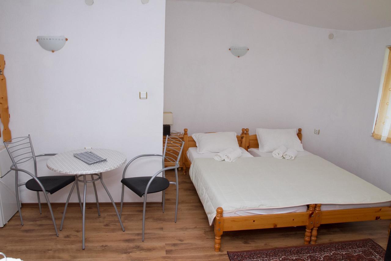 Guest House Sokratovi Obzor Exteriör bild
